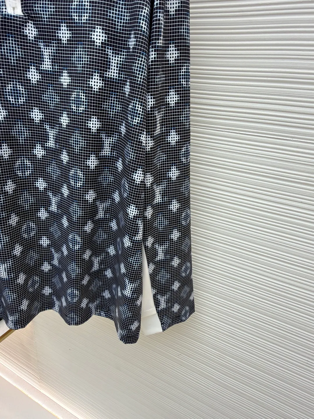 LOUIS VUITTON SKI ski series long-sleeved zipper closure design T-shirt ●Original version: Purchased and developed by 10239 ●Item number: 1681632-A55 ●Fabric: cotton fabric ●Technology: printing production ●Version: fitted version ●Weight: about 300 grams ●Size: S-M-L-XL ●Description: Stand-up collar design with half-zip closure, neat and stylish to wear. The body of the garment adopts digital printing technology, with clear and three-dimensional patterns and exquisite details. The splicing between the front and back pieces adopts flat-turn open-stitching technology, the stitching is even and neat, and the lines are clear and smooth. The ribbed design on the hem and cuffs is both windproof and warm and can modify your figure. The entire top embodies Louis Vuitton's ultimate pursuit of quality and craftsmanship from fabric selection, tailoring to detail processing. It not only retains the elegant style of classic items, but also incorporates modern design language, making it suitable for various occasions and showing a low-key and luxurious fashion attitude. The overall wiring is straight and delicate, the fabric is comfortable and soft, and the color is consistent without color difference. It can be matched with the same style to create a fashionable look and control various occasions. Customized accessories, complete with three standards, same style for men and women!